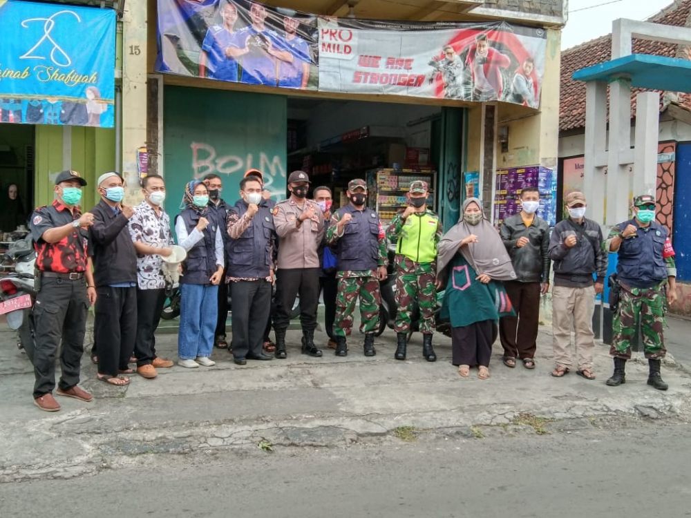 Foto bersama saat melakukan sosialisasi sekaligus menghimbau kepada Masyarakat