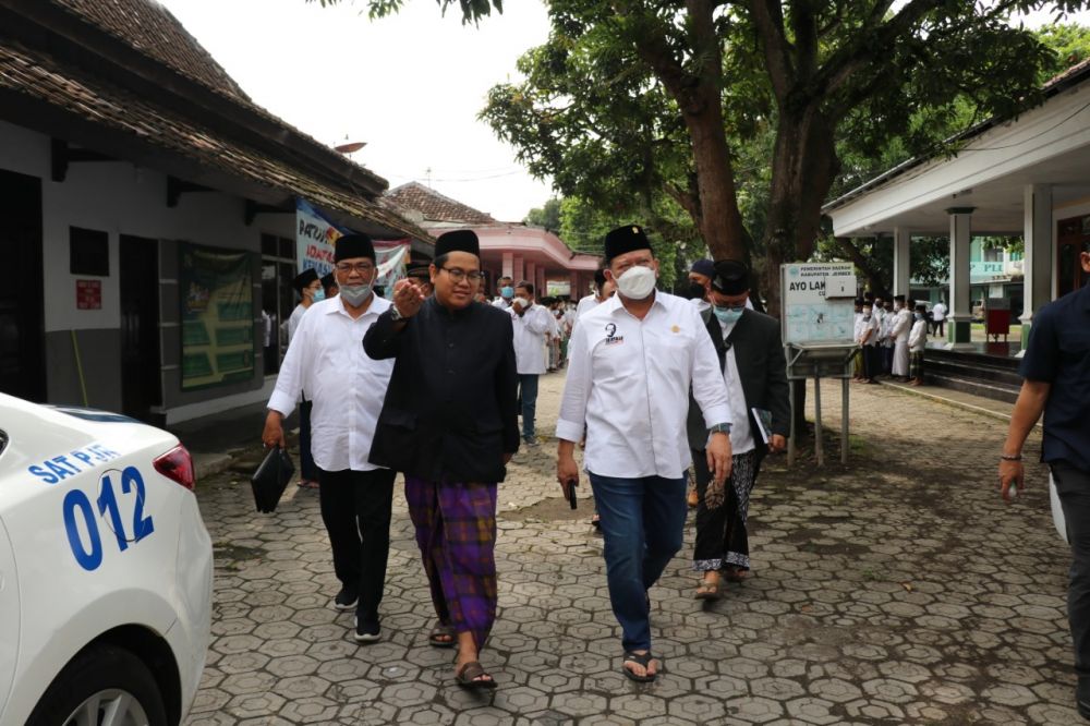 Ketua DPD RI saat mengunjungi Ponpes Darusshalah Tegal Besar Jember