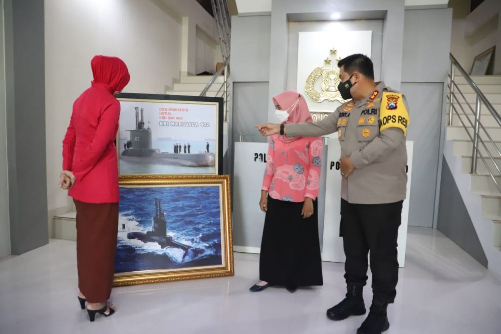 Kapolres Mojokerto AKBP Doni Alexander sedang menunjuk foto kenangan kapal selam KRI Nanggala 402