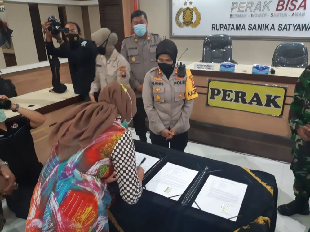 Kapolres Pelabuhan Tanjung Perak AKBP Ganis Setyaningrum saat lakukan penandatanganan dengan para pengusaha, pengelolaan pusat perbelanjaan maupun tempat wisata
