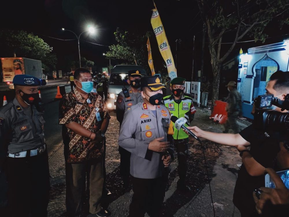 Kapolres Gresik AKBP Arief Fitrianto saat sidak pospam larangan mudik lebaran Idul Fitri
