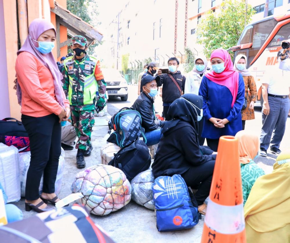 Gubernur Jatim Khofifah Indar Parawansa saat tinjau PMI