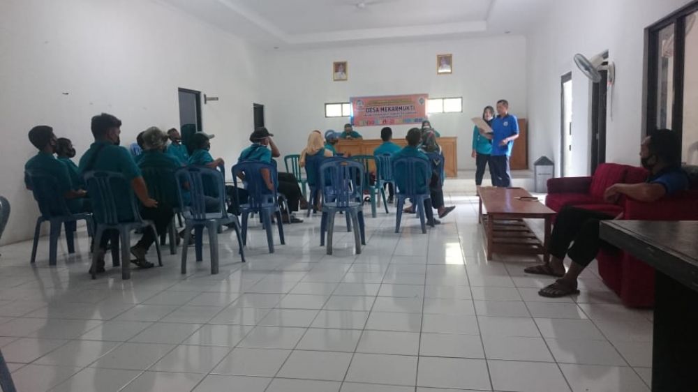 Foto disaat panyampaian kepada petugas-petugas gugus tugas covid-19 di balai Desa Mekarmukti