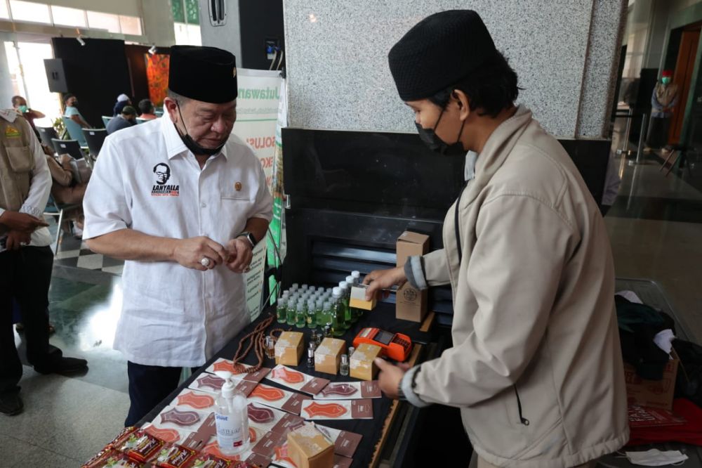 Ketua DPD RI saat mengunjungi pameran artefak peninggalan nabi Muhammad SAW di Jakarta Islamic Center