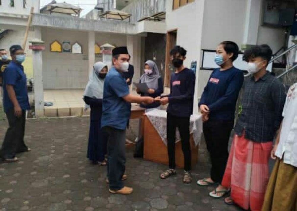 Deden Setiawan S.IP memberikan santunan secara simbolis kepada anak-anak yatim piatu di Masjid Al-falah Cipedes Tasikmalaya
