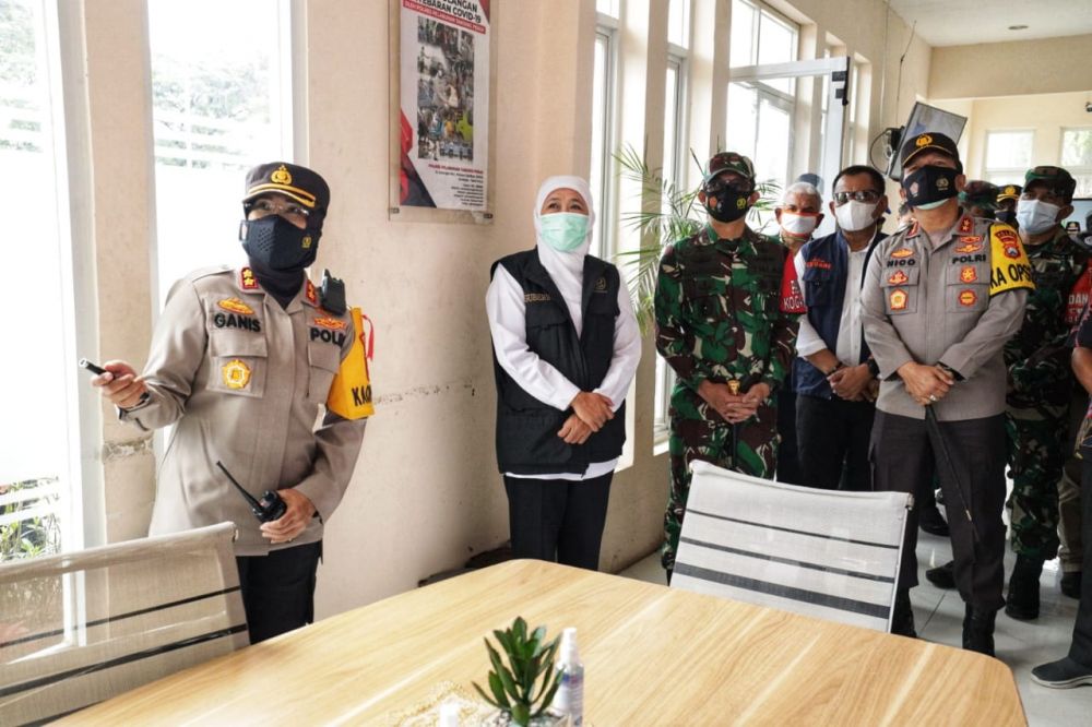 Kapolda Jatim Irjen Pol Dr Nico Afinta saat meninjau lokasi penyekatan Suramadu