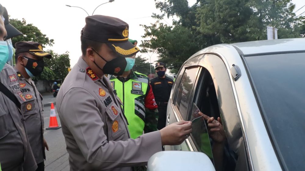 Kapolres Gresik AKBP Arief Fitrianto saat memeriksa pemudik yang melanggar aturan pemerintah langsung di putar balik