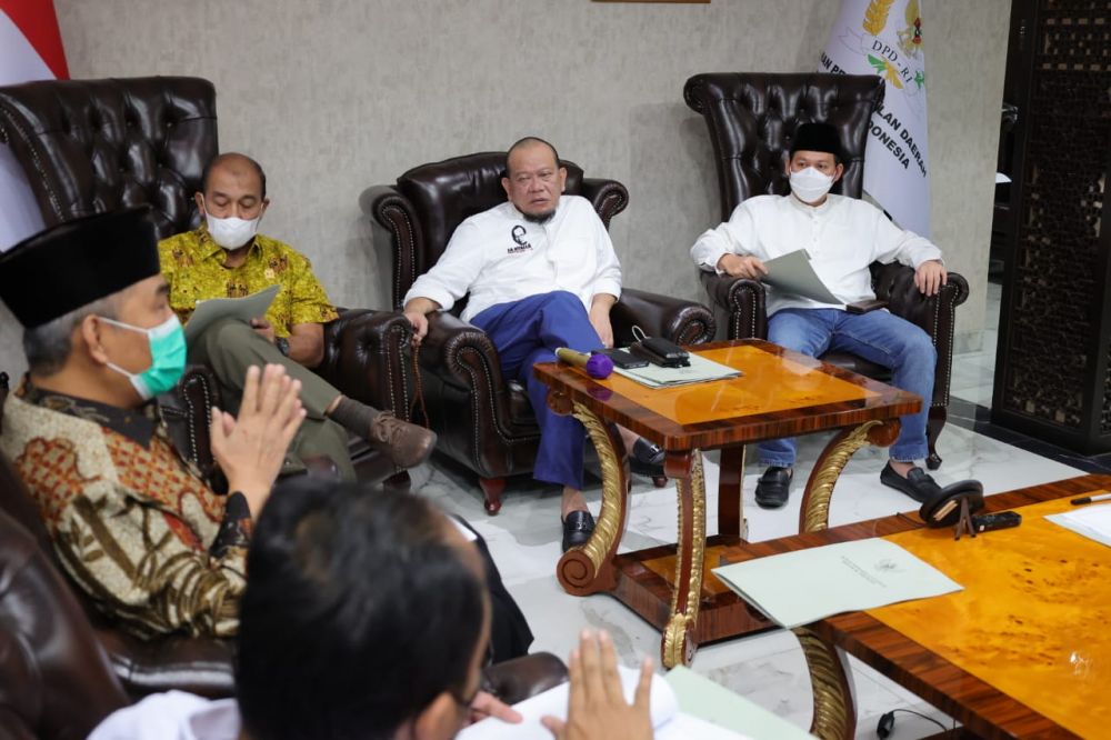 Ketua DPD RI menerima Tim Kerja pokok-pokok haluan negara DPD. Pertemuan tersebut digelar di rumah dinas ketua DPD RI kawasan Kuningan Jakarta Selatan