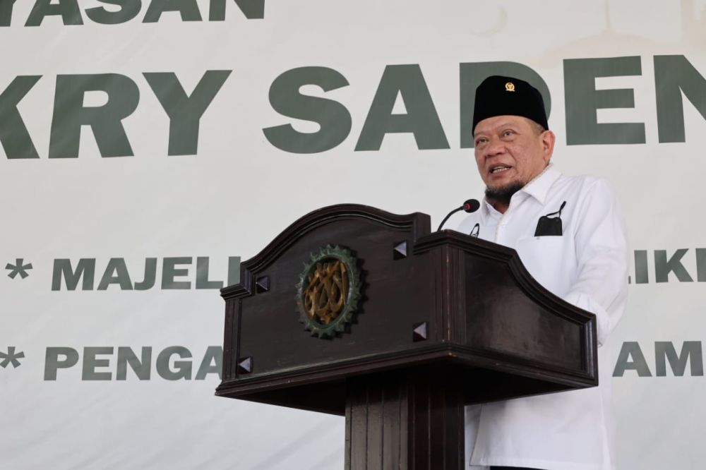 Ketua DPD RI saat memberikan sambutan di pesantren Mama Bakry Sadeng