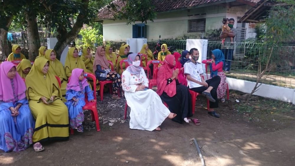 Para peserta lomba shalawat antar masjid beserta istri Camat Buahdua yang ikut menghadiri acara
