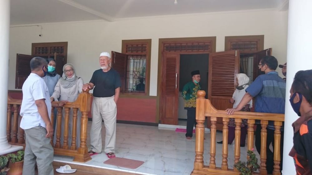 Foto setelah selesai acara pembagian sembako terlihat H.Wawan (membelakangi kamera), "bapak hakim" ( baju hitam), dan Camat Buahdua ( baju batik hijau)