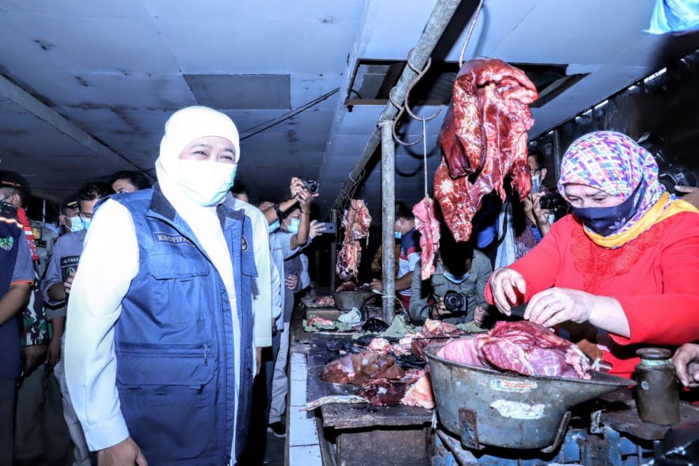 Khofifah Bareng Gus Ipul Kompak Cek Harga Sembako di Pasar Besar