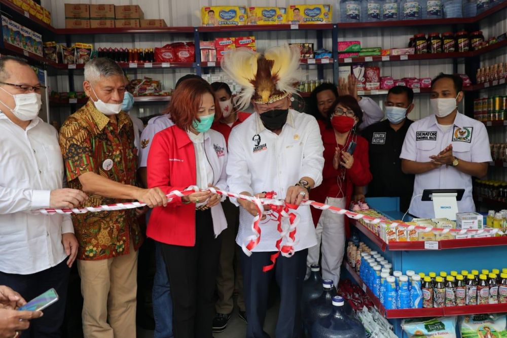Ketua DPD RI AA LaNyalla Mahmud Mattalitti saat meresmikan warung KDI