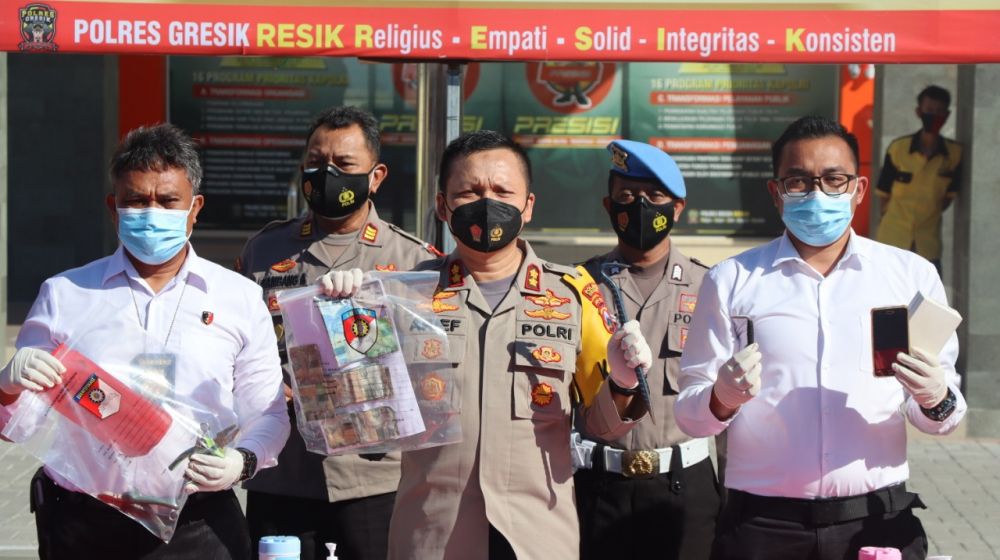 Kapolres Gresik AKBP Arief Fitrianto saat menunjukkan barang bukti yang diamankan dari beberapa kasus 3C