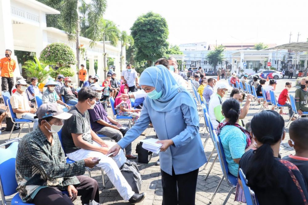Gubernur Jatim Khofifah Indar Parawansa berikan perhatian wong cilik dengan berbagi Sembako