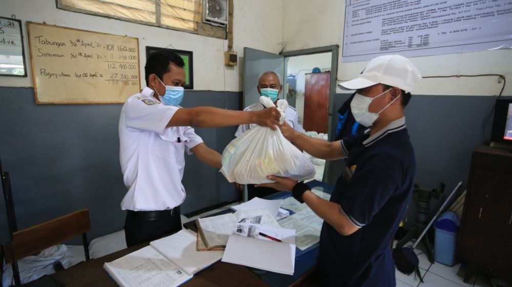 CEO Pelindo lll regional Jatim Onny Djayus secara simbolis menyerahkan paket Sembako