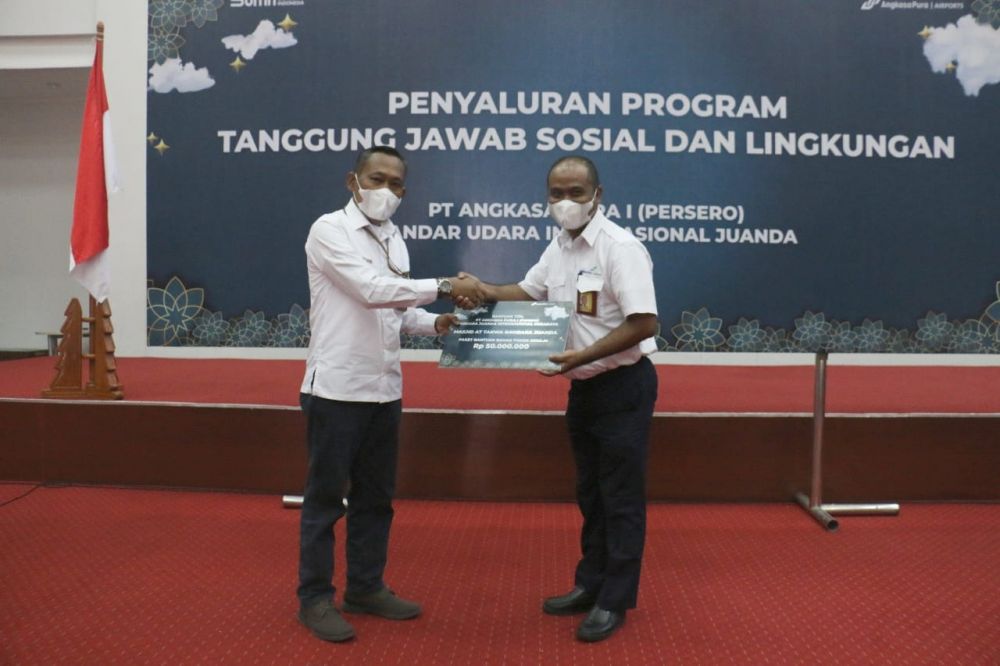 General Manager Bandar Udara Internasional Juanda Kicky Salvachdie berikan bantuan pada petugas kebersihan bandara