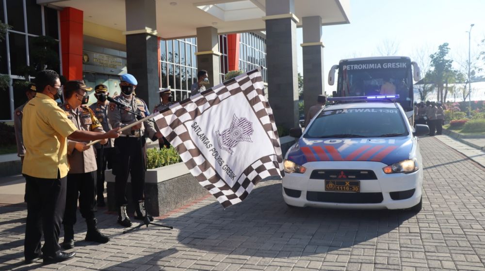 Kapolres Gresik AKBP Arief Fitrianto melepaskan mobil bagi takjil