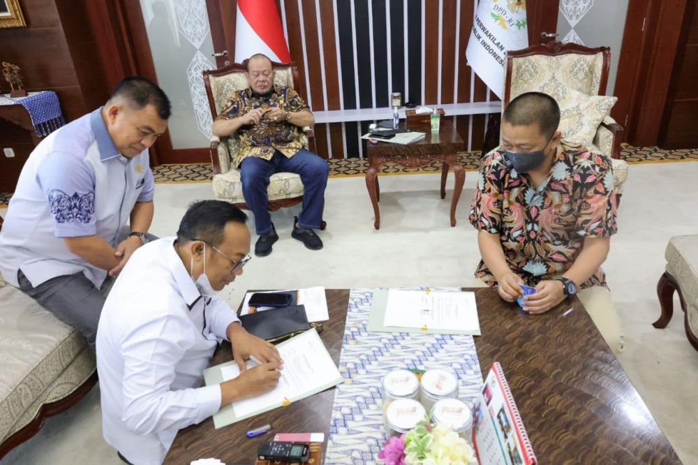 Ketua DPD RI menyaksikan penandatanganan nota kesepahaman antara DPD RI dengan PT. Garuda Indonesia TBK, di kantor pimpinan DPD RI kompleks parlemen Senayan Jakarta