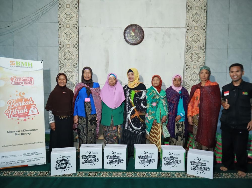 Warga yang mendapat bingkisan lebaran Idul Fitri dari laznas BMH