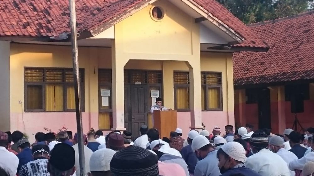 Camat Buahdua disaat memberikan sambutan sebelum melaksanakan sholat ied