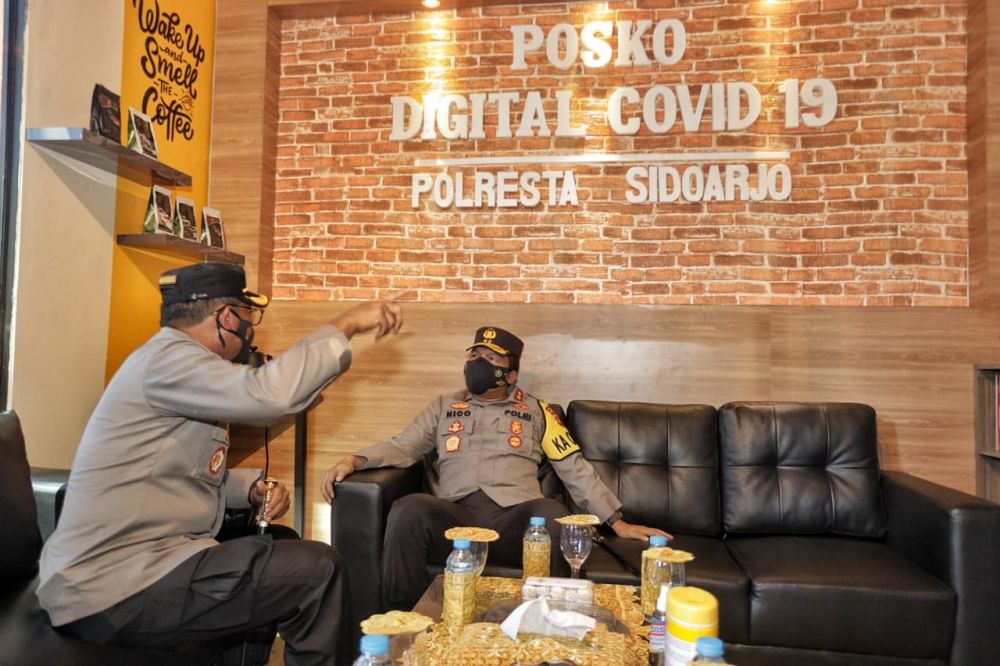 Kapolda Jatim Irjen Pol Dr Nico Afinta check pos penyekatan Larangan Mudik