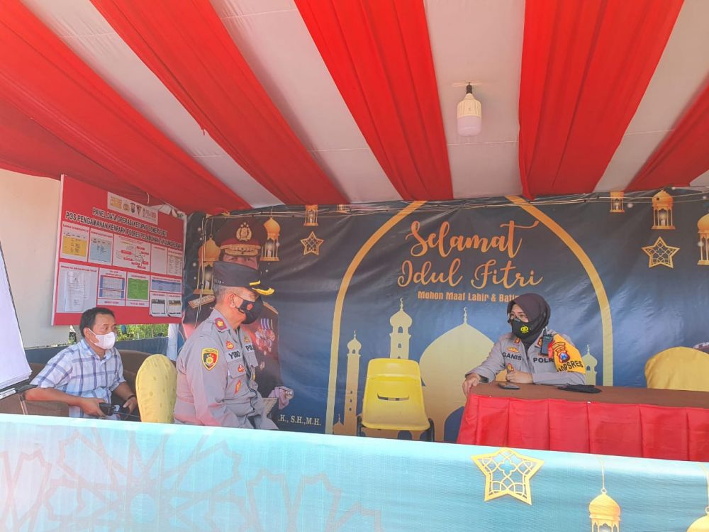 Kapolres Pelabuhan Tanjung Perak AKBP Ganis Setyaningrum saat cek pos PAM Ketupat Lebaran di Polsek Kenjeran