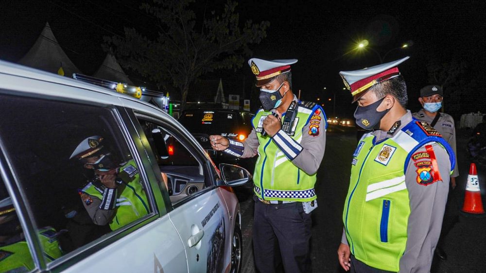 Polres Gresik bersama tim gabungan saat lakukan pengecekan kendaraan di perbatasan larangan mudik
