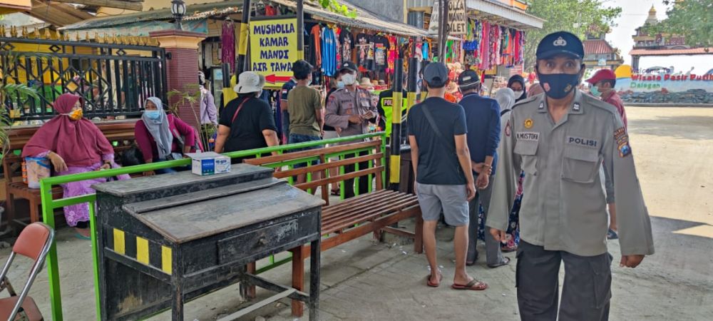 Polres Gresik Perketat Prokes Pengunjung Wisata Pasir Putih Delegan