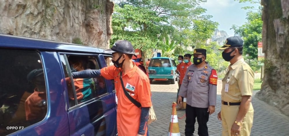 Polsek Ujungpangkah terus himbau tempat wisata Setigi terkait Prokes