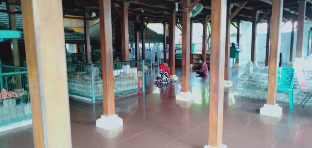 Polres Gresik dan Polsek Kebomas terus himbau warga yang berziarah ke makam sunan Giri