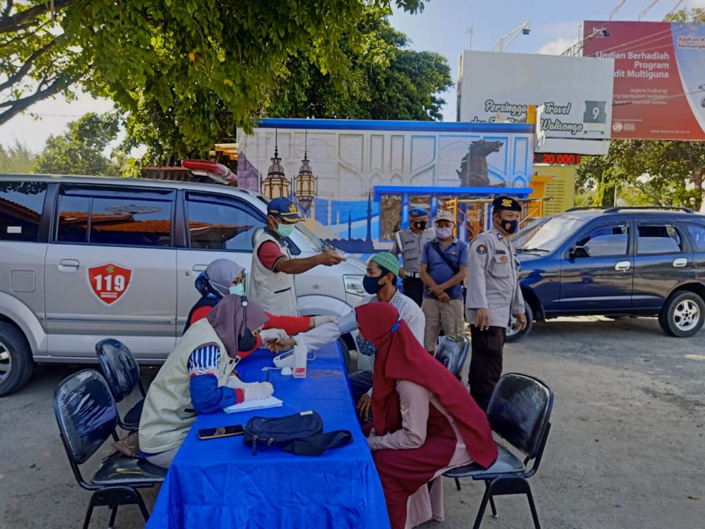Penyekatan dan Rapid tes yang dilakukan kepolisian demi mencegah penularan Covid-19