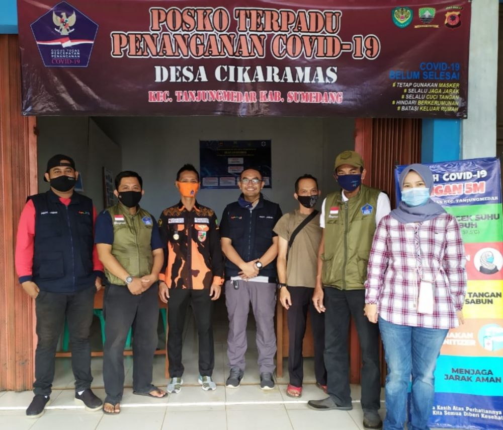 Irfan Taufik dan perangkat desa Cikaramas beserta jajaran Dinas Pemberdayaan Masyarakat desa Provinsi Jawa Barat