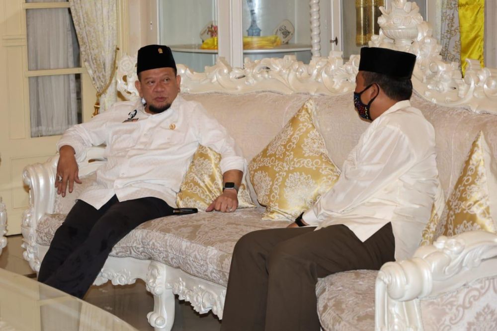 Ketua DPD RI berbincang dengan sekda Kabupaten Ponorogo Agus Pramono ketika berkunjung ke kantor Bupati Ponorogo Jawa Timur