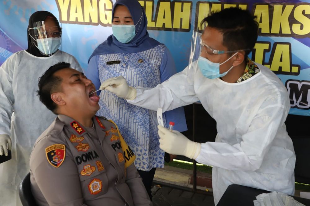 Kapolres Mojokerto AKBP Doni Alexander saat di swab