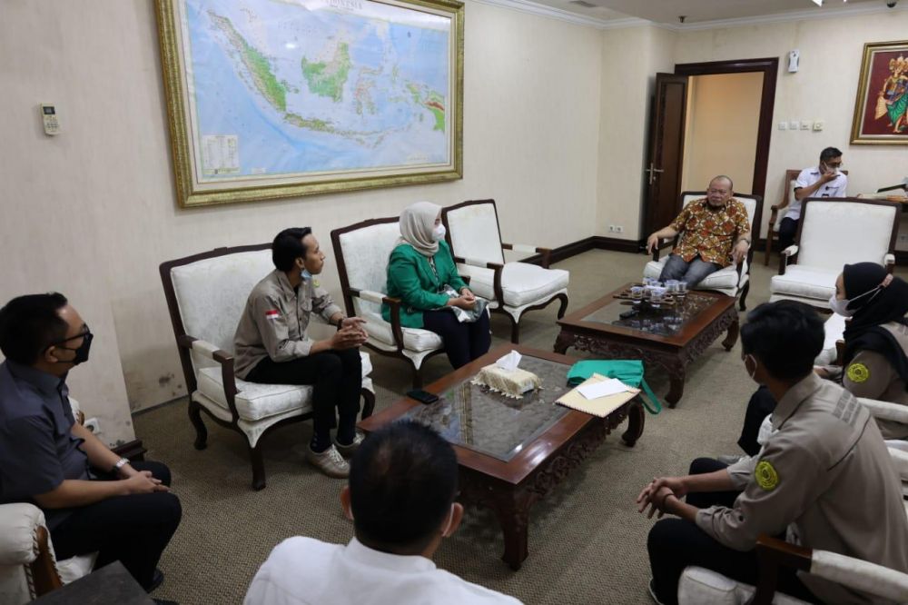 Ketua DPD RI di dampingi Bustami Zainudin dan Alexander Fransiscus terima audiensi BEM Fakultas Agama Islam Universitas Muhammadiyah Jakarta di hadiri Gubernur BEM FAI Farhan Fahlevi beserta rombongan di komplek parlemen Senayan Jakarta