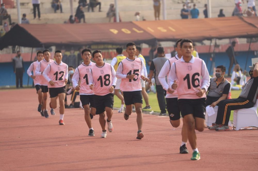 Calon Akpol Taruna Taruni yang mengikuti tes di lapangan GOR Sidoarjo