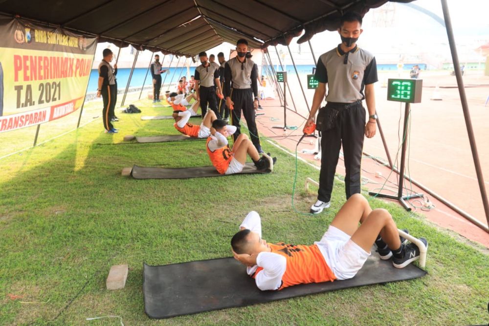 Para calon Akpol Taruna Taruni yang mengikuti tes di lapangan GOR Sidoarjo
