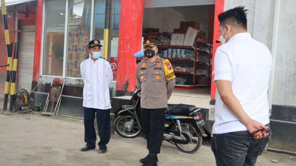 Kapolres Gresik AKBP Arief Fitrianto saat kunjungi pantai Delegan