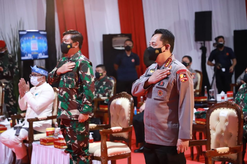 Kapolri Jenderal Listyo Sigit Prabowo bersama Panglima TNI Marsekal Hadi Tjahjanto saat peluncuran layanan Dumas