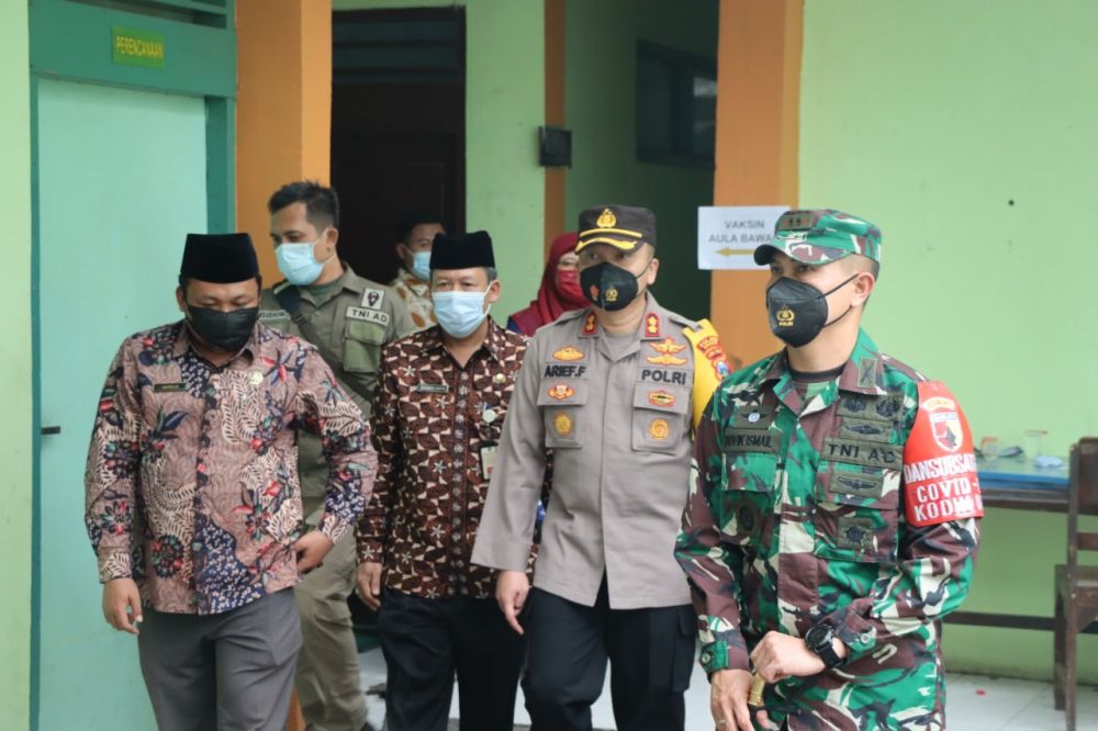 Kapolres Gresik AKBP Arief Fitrianto bersama Dandim 0817 Gresik hadiri vaksinasi di kantor Kemenag Gresik