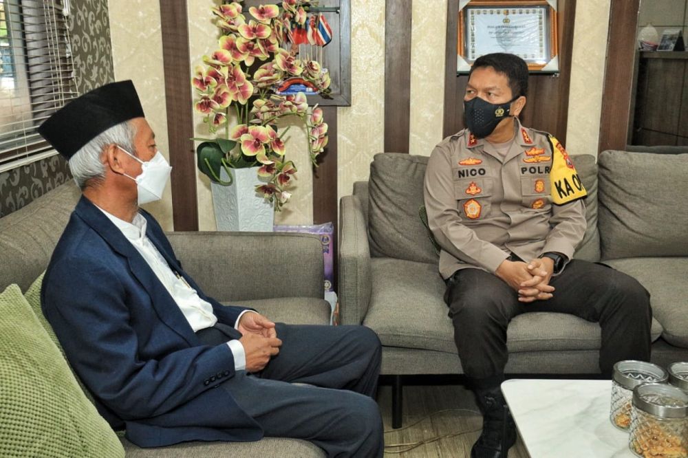 Kapolda Jatim Irjen Pol Dr Nico Afinta bersama ketua PW Muhammadiyah Jatim Sa'ad Ibrahim