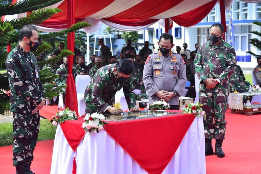 Kapolri Jenderal Listyo Sigit Prabowo bersama Panglima TNI Marsekal Hadi Tjahjanto saat kunker ke lembaga pendidikan