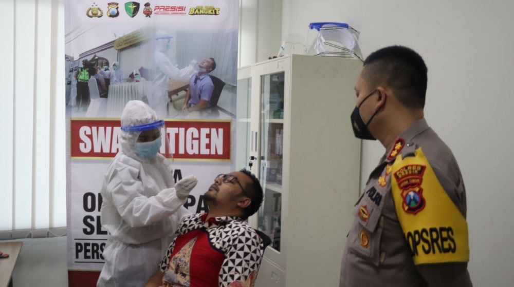 Kapolres Gresik AKBP Arief Fitrianto saat melihat Personil yang di Rapid Test