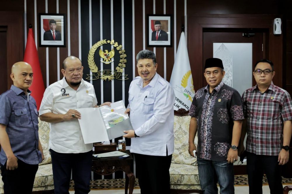 Ketua DPD saat menerima audiensi Walikota Solok Zul Elfian Umar, di kantor DPD RI komplek parlemen Senayan Jakarta
