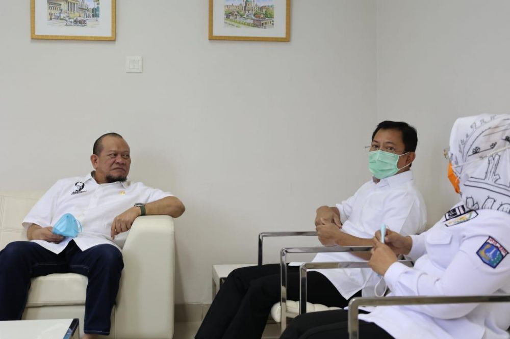 Ketua DPD RI bersama senator Sylviana Murni asal DKI Jakarta melakukan proses Vaksinasi Nusantara di Cell Culture RSPAD Gatot Soebroto yang dilakukan oleh DR. Terawan