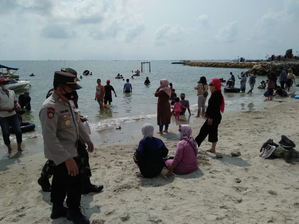 Pengamanan tempat wisata pantai yang dipertebal oleh jajaran Polres Gresik demi memutus mata rantai Covid-19