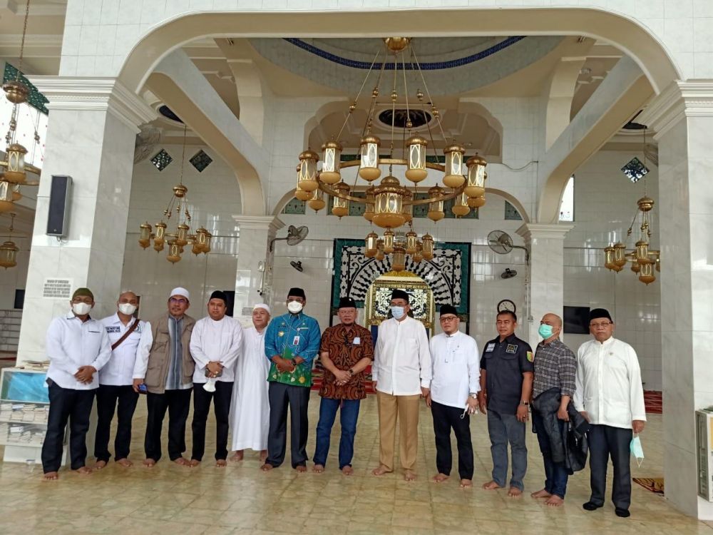Ketua DPD RI bersama sejumlah senator dan PJ. Gubernur Kalsel saat berziarah di makam KH Muhammad Zaini bin Abdul Ghani atau guru sekumpul di Kota Martapura Kabupaten Banjar