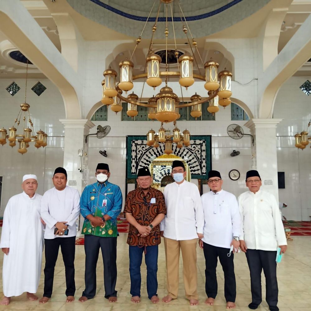 Ketua DPD RI bersama sejumlah senator dan PJ. Gubernur Kalsel saat berziarah ke makam KH Muhammad Zaini bin Abdul Ghani atau guru sekumpul di Kota Martapura kabupaten Banjar
