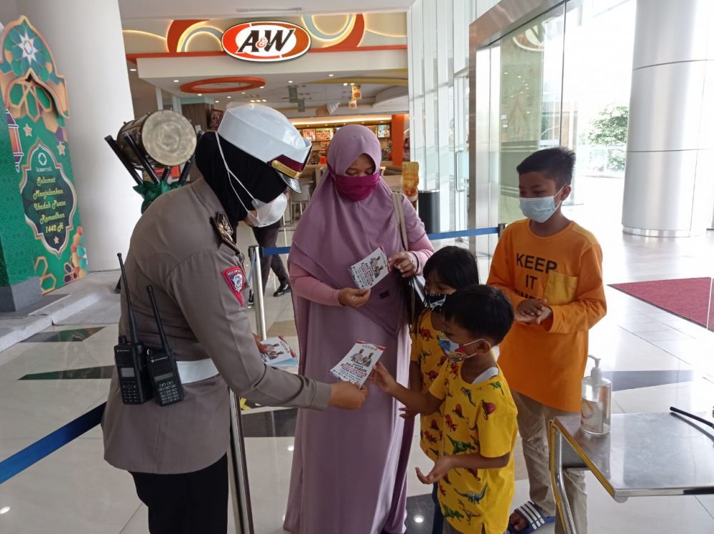 Kanit Dikayasa Satlantas Polres Gresik Iptu Sri Maryani saat Sosialisasi ke pengunjung Mall